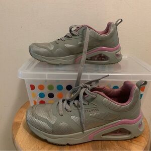 Skechers Gray Sneakers with Pink Highlights